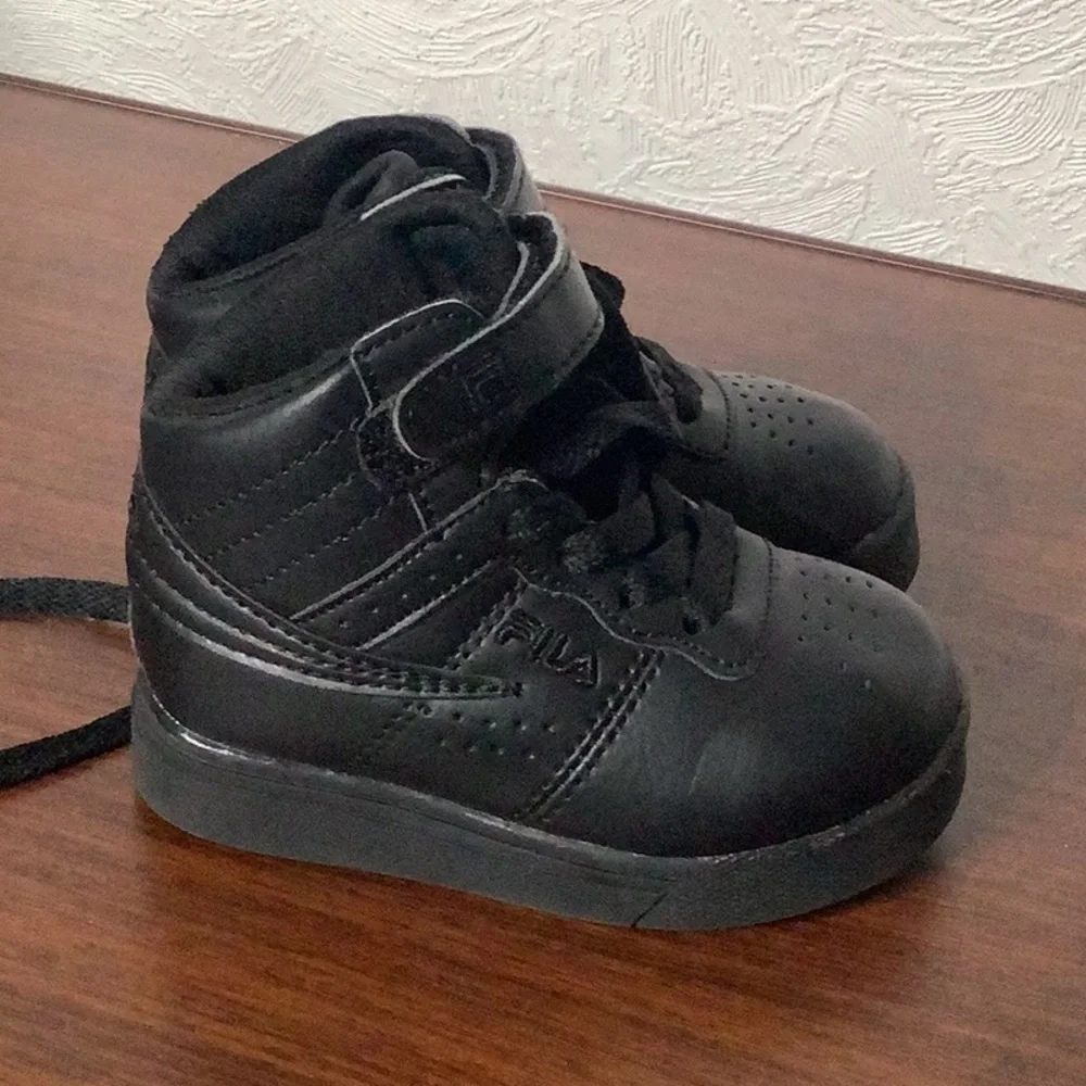FILA - Sz 6 (baby) - high top sneakers - black - with laces & hook / loop